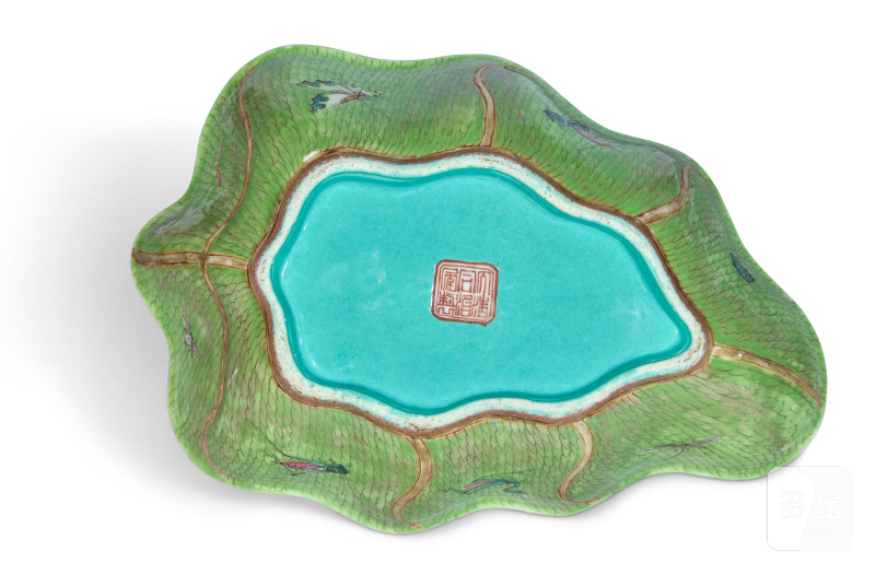 清同治 粉彩荷葉形洗 及 清嘉慶 青花粉彩方筆筒 一組兩件  CHINA, QING DYNASTY, WASHER: TONGZHI SIX-CHARACTER SEAL MARK WITHIN A DOUBLE SQUARE IN IRON-RED AND OF THE PERIOD (1862-1874), BRUSH POT: GUANGXU FOUR-CHARACTER SEAL MARK IN IRON-RED AND OF THE PERIOD (1875-1908) - 图4